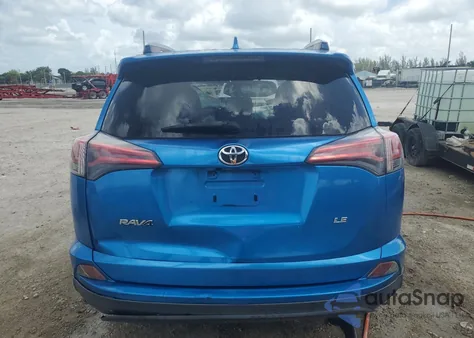 2018 Toyota Rav4 Le z USA, uszkodzony, nr VIN JTMZFREV0JJ747477